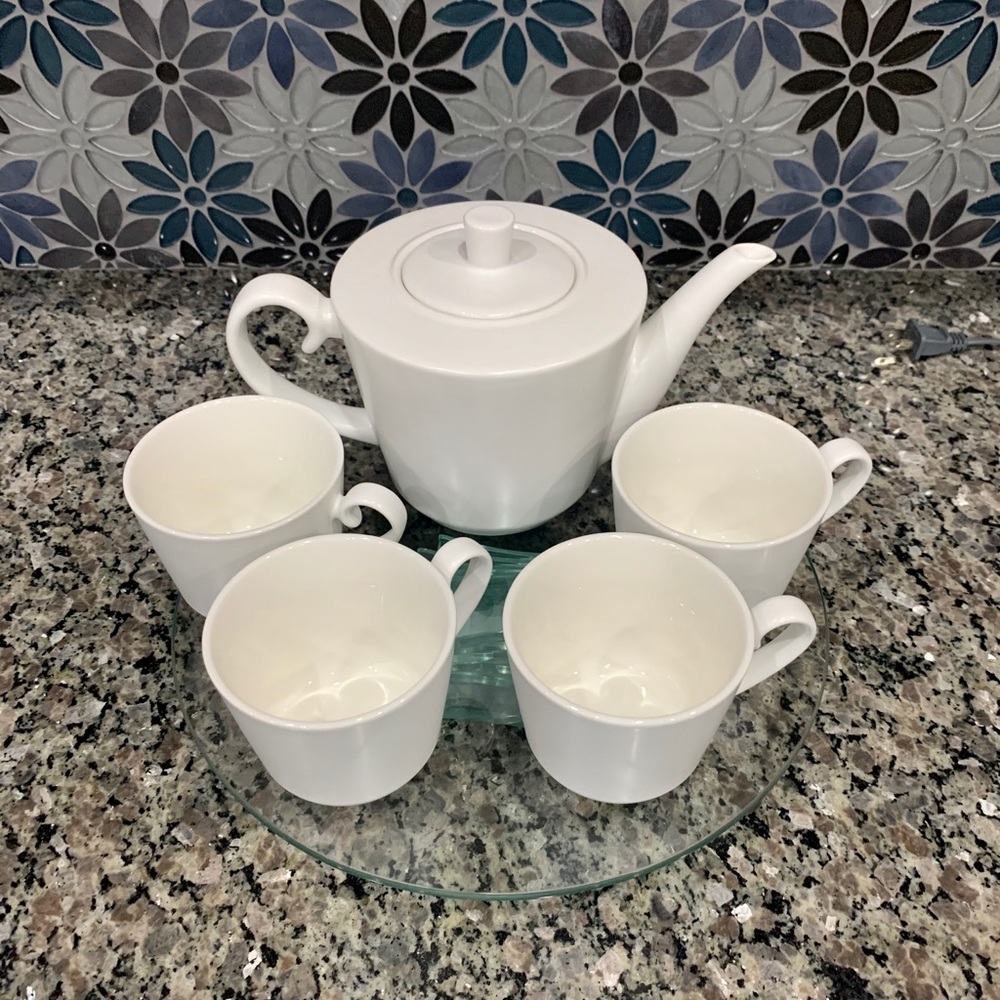 Beautiful NWOT white teapot & matching 4 cups
